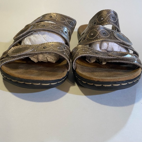 Clarks golden adjustable hook/loop sandals, GUC, may be leather size 10W see pic - Picture 3 of 11